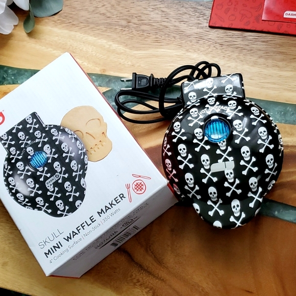 4" Mini Waffle Maker - Skull Pattern Skeleton Face - Picture 1 of 6